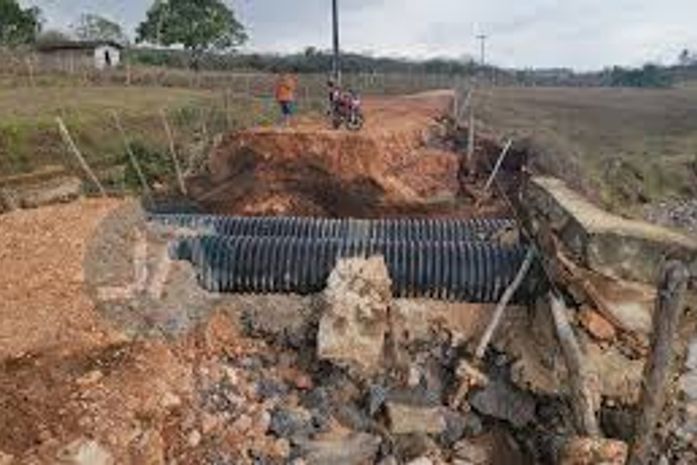 Ponte de acesso a Baixa do Capim na serra dos Ferreira, é destruída pela forte correnteza em Arapiraca