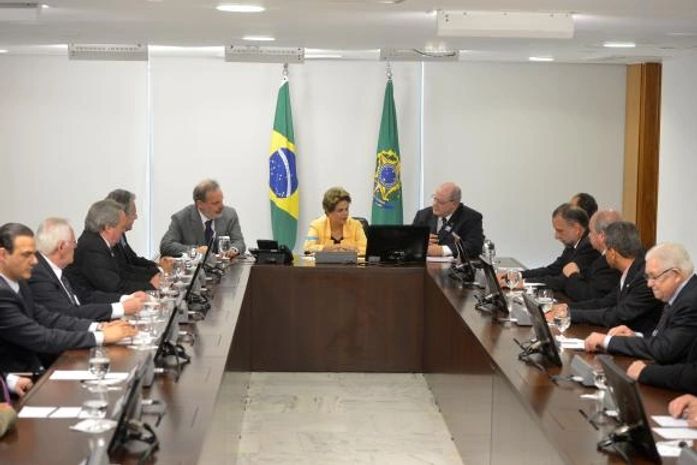 A presidenta Dilma Rousseff, acompanhada do ministro Armando Monteiro, recebe o presidente da Abrinq