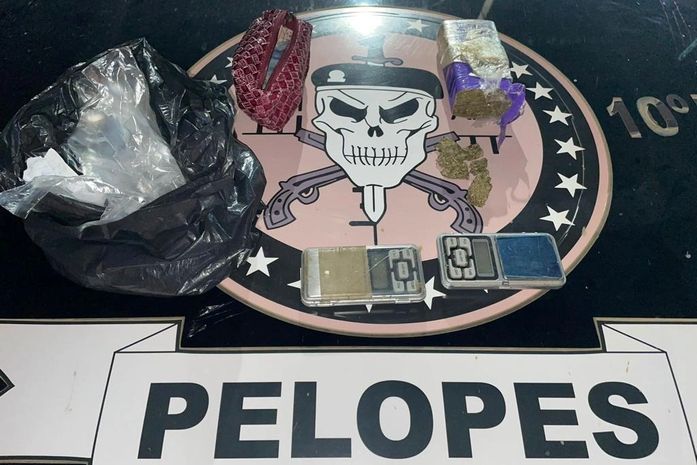Em ações distintas, PM apreende arma, drogas e cumpre mandatos de busca e apreensão no interior do estado