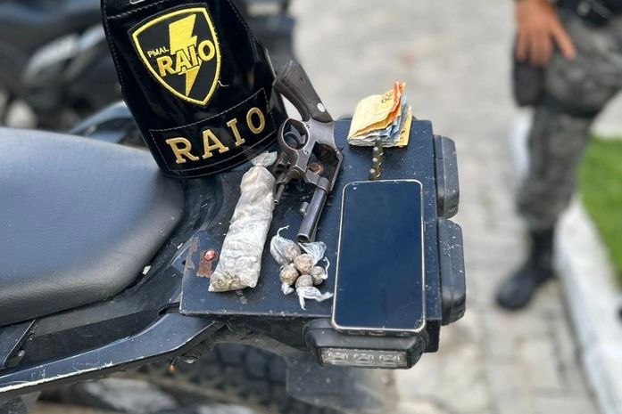 Jovem é preso por porte ilegal de arma de fogo e tráfico de drogas no Jacintinho