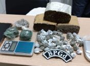 BPTran apreende arma e BPGd prende jovem com drogas em Maceió