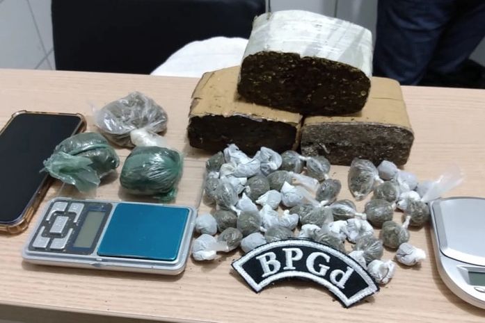 BPTran apreende arma e BPGd prende jovem com drogas em Maceió