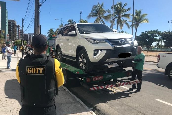 SMTT: veículos são removidos por estacionamento irregular durante fiscalização