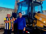 Prefeitura de Limoeiro de Anadia recebe retroescavadeira da Codevasf