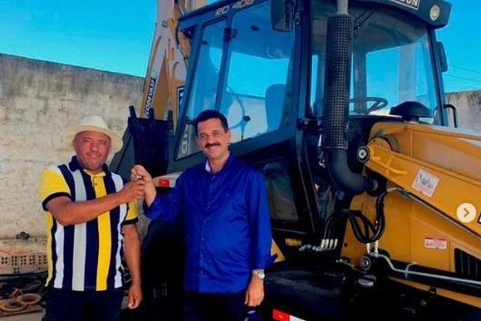 Prefeitura de Limoeiro de Anadia recebe retroescavadeira da Codevasf