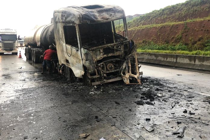 Após colisão, carreta que transportava biodiesel pega fogo na BR 101 em AL