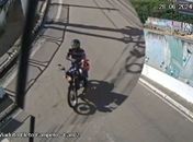 Vídeo: Polícia divulga imagens de motociclista que atirou e matou zelador no Jacintinho