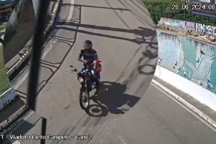Vídeo: Polícia divulga imagens de motociclista que atirou e matou zelador no Jacintinho