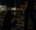 Homem agredindo mulher em terreno baldio