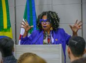 Por que pessoas negras riem e falam alto?