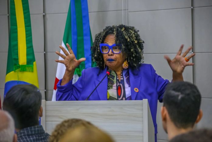 Por que pessoas negras riem e falam alto?