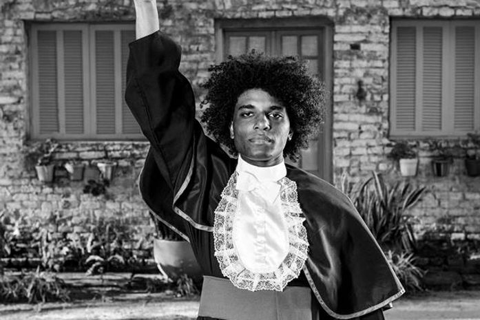 A cada vez que um jovem negro concluí o ensino superior uma estatística é contrariada e novas possibilidades surgem para a população negra.