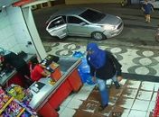 Vídeo mostra criminosos rendendo funcionárias durante assalto a mercadinho no interior de Alagoas