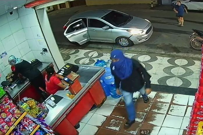 Vídeo mostra criminosos rendendo funcionárias durante assalto a mercadinho no interior de Alagoas