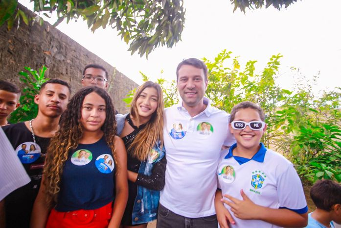 Adolescentes declaram primeiro voto a Daniel Barbosa para deputado federal