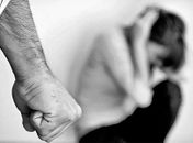 Com denúncia de vizinhos, homem é preso acusado de espancar a mulher dentro de casa 
