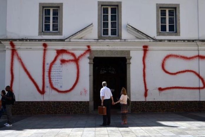 Fachada do Pateo do Collegio começa a ser recuperada com ajuda de voluntários