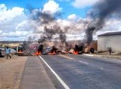 Em protesto por falta de transportes da rede estadual, estudantes de Pão de Açúcar fecham rodovia AL-130