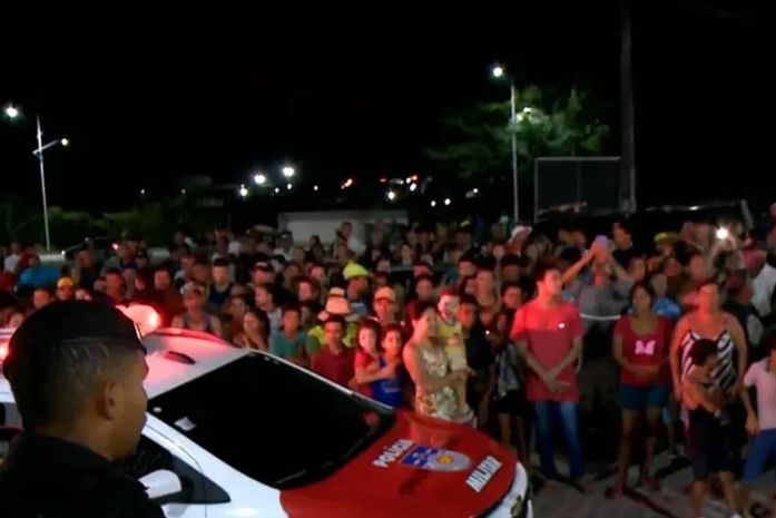 Dezenas de pessoas vão à porta do Cisp de Murici pedir justiça por Anna Cecillya