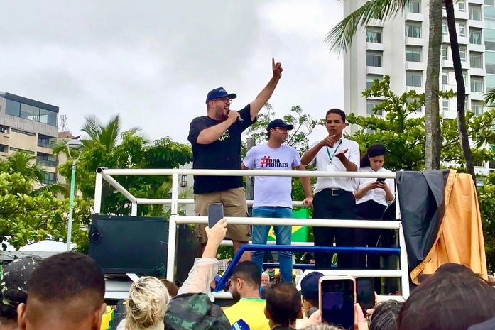 “Liberdade não tem preço”, diz Leonardo Dias em ato contra Lula e Moraes, em Maceió