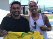 Roberto Firmino presenteia Mano Walter com camisa que usou na Copa do Mundo