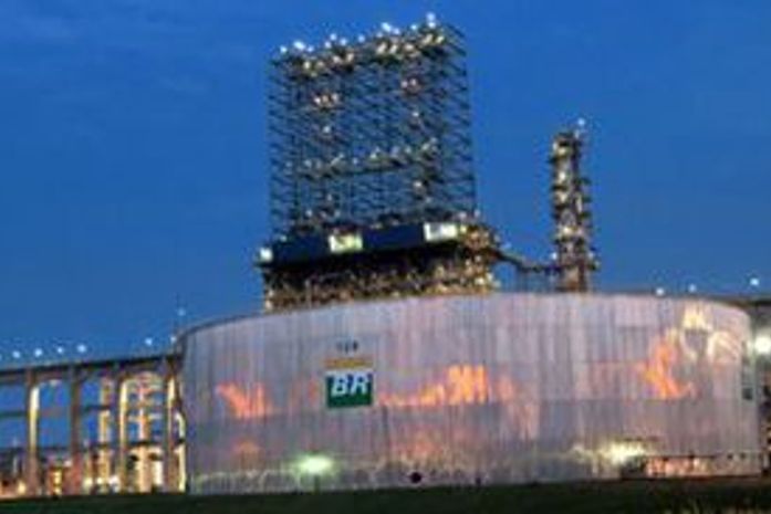 Petrobras aumenta preço da gasolina para distribuidoras