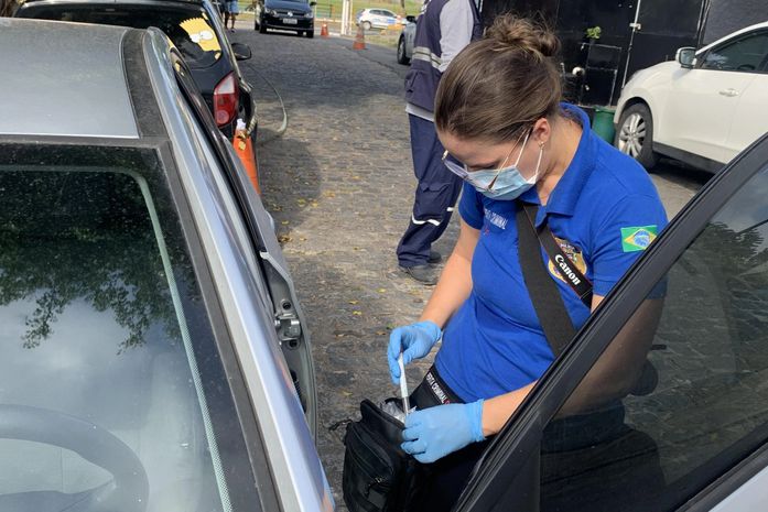 Carro utilizado em assalto na Ponta da Terra é periciado pelo Instituto de Criminalística