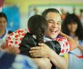 De volta para casa: após 20 anos, professor retorna à escola onde estudou e conquista alunos com a arte
