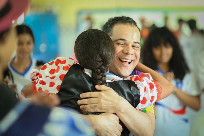 De volta para casa: após 20 anos, professor retorna à escola onde estudou e conquista alunos com a arte