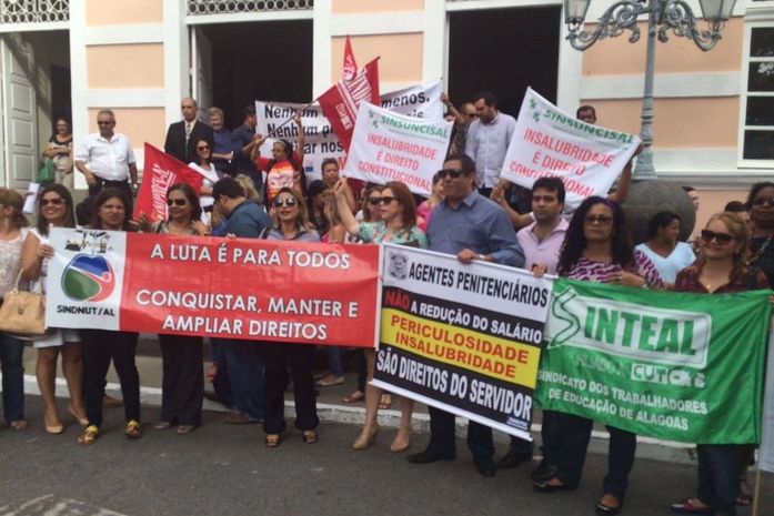 Categorias protestam em frente a ALE