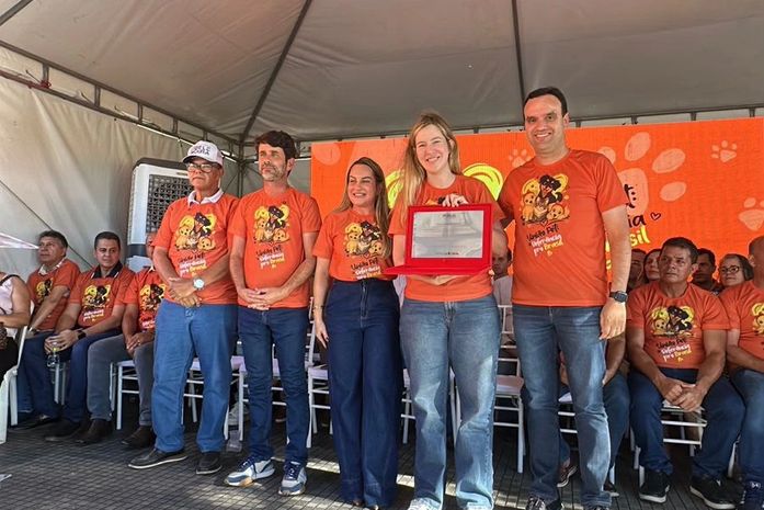 Cibele Moura recebe título de reconhecimento por apoio ao União Pet, em União do Palmares