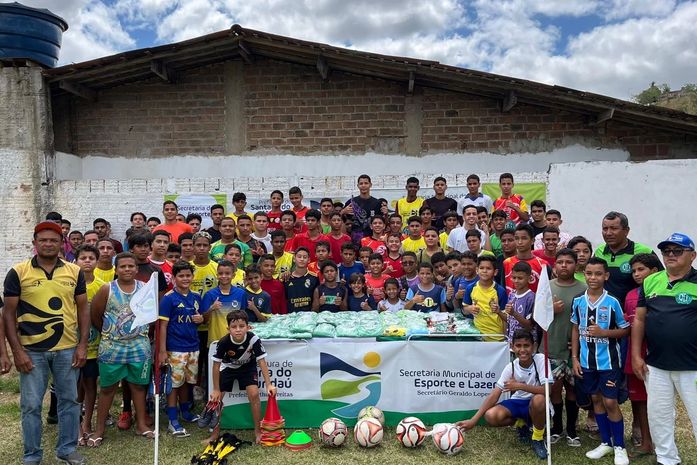 Santana do Mundaú: Atletas da escolinha Craques do Futuro ganham novos uniformes e materiais
