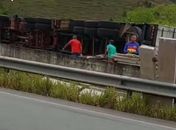 Motorista de carreta fica ferido após veículo tombar na AL-101, em Teotônio Vilela 