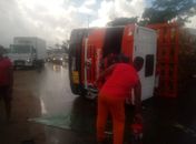 Caminhão carregador com botijões de gás tomba e fica atravessado em via