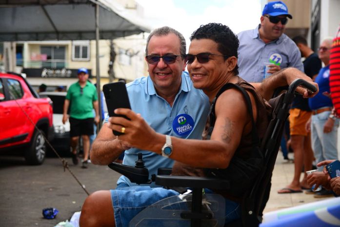 Com adesivaço, Teófilo Pereira lança campanha à prefeitura de Craíbas