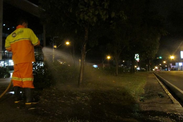 Agente utiliza água proveniente de caminhão-pipa que voltará a ser utilizado na manutenção dos canteiros centrais das principais avenidas.