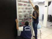 Fiscais apreendem mais de 500 produtos irregulares em salões de beleza