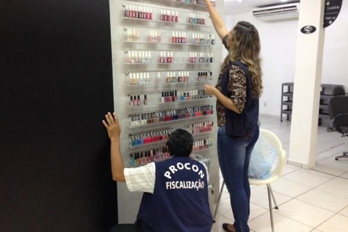 Fiscais apreendem mais de 500 produtos irregulares em salões de beleza