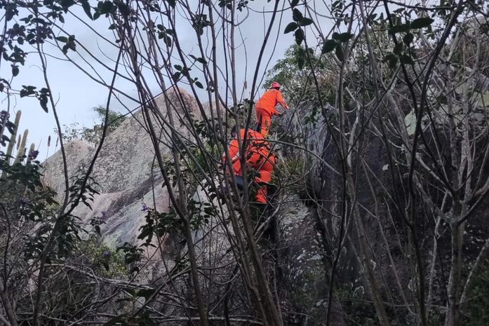 Homem pede socorro por ligação após se perder em serra há 8 dias; bombeiros realizam buscas no local