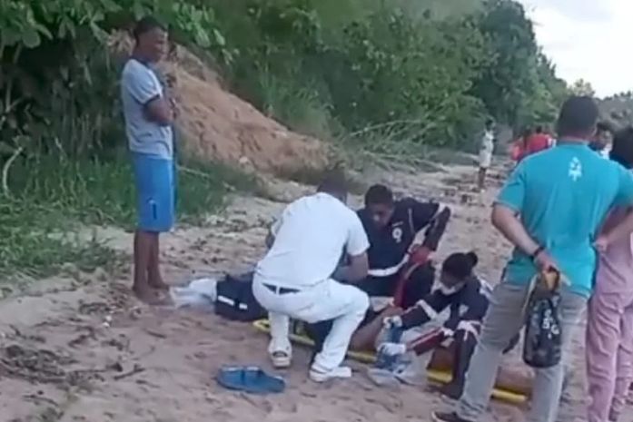 Jovens ficam feridos após caírem de barranco de 20 metros em praia no litoral norte de AL