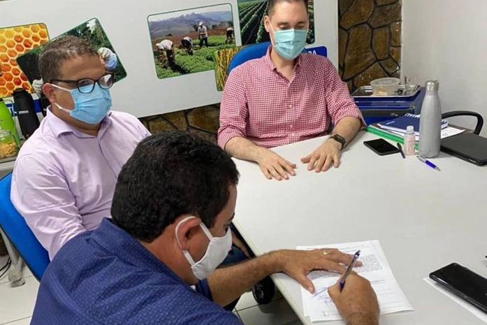 Márcio Lima assina convênio ao lado do prefeito de Satuba, Júnior Tute  durante encontro na Codevasf, em Penedo com o superintendete Joãozinho Pereira 