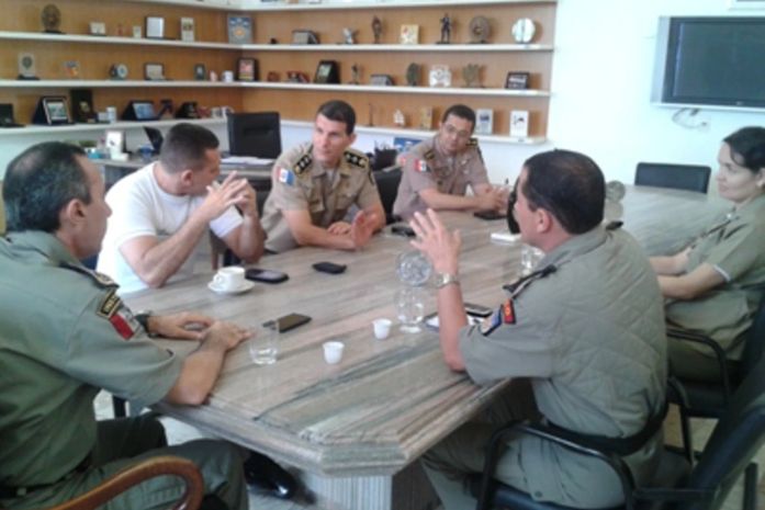 Comandante-geral durante reunião com integrantes das Assessorias de Comunicação e da Tecnologia