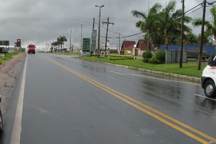 Motociclista morre após colisão transversal entre carro e moto na BR-101, em Junqueiro 