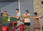 VÍDEO: Ex-prefeito é agredido covardemente por cinco opositores; inclusive gente de sua própria família