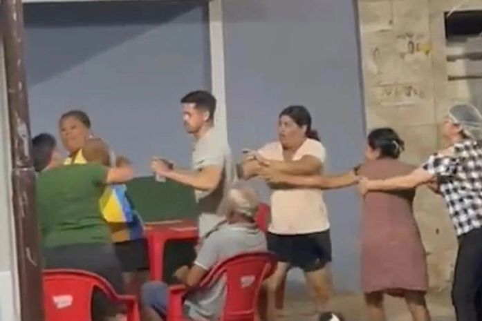 VÍDEO: Ex-prefeito é agredido covardemente por cinco opositores; inclusive gente de sua própria família