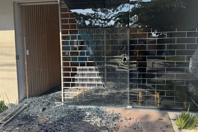 Prédio da Rádio Gazeta FM é alvo de ataque; vidraça e porta são quebradas