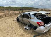 Motorista morre ao perder controle de carro, sair da pista e capotar; veja fotos 