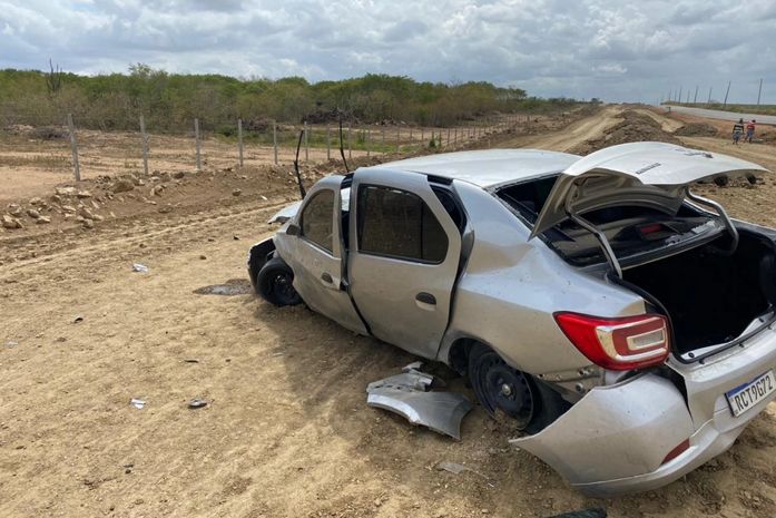 Motorista morre ao perder controle de carro, sair da pista e capotar; veja fotos