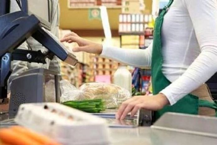 Golpe no caixa: Funcionária de supermercado e cliente são presas em flagrante