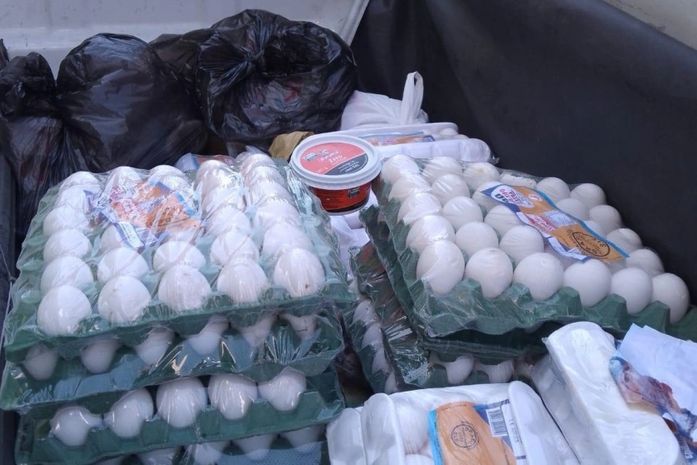 Carnes, ovos e laticínios estragados: operação apreende 100 kg de alimentos na Ponta Verde